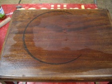 kring in houten tafel